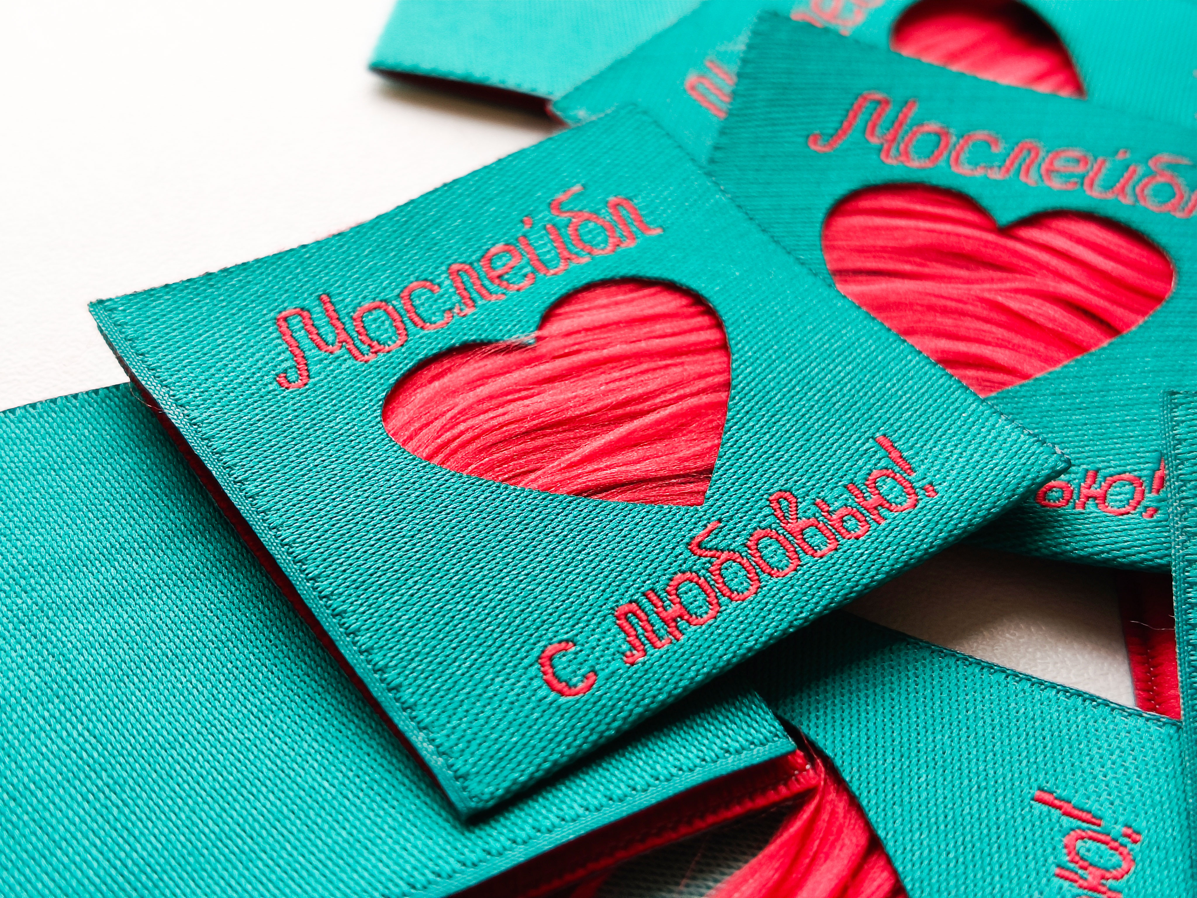 Фигурный логотип на этикетке 