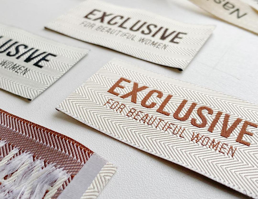 Жаккардовая бирка с плетением «Ёлочка».