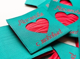 Фигурный логотип на этикетке 